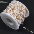 Primer plano del detalle de la bobina de perlas blancas sobre una fina cadena dorada. - Cadena de Perlas 1-2-3 Cuentas 3mm / 1 Metro / Blanco K/Plata