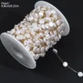 Primer plano detalle de cadena de perlas redondas planas en bobina para hacer joyas. - Cadena de Perlas Redondas Aplanadas 8.0mm / 1 Metro / Oro KC