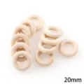 Vue détaillée des anneaux en bois, finition naturelle, parfaits pour les loisirs créatifs. - Boucle en Bois / 50 Pièces/Paquet (20mm)