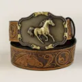 Gedetailleerd overzicht van westerse retro heren PU lederen riem met antieke messing paard gesp. - 100cm