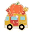 Gedetailleerde close-up van herfst pompoen camper geëmailleerde speld met feestelijk ontwerp. - Pompoen Koets