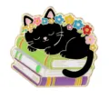 Leuke zwarte kat emaille speld met bloemenkrans slapend op boeken stijlvolle legering badge - Lezende Kat Stijl