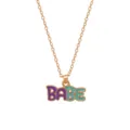 Goudkleurige ketting met gekleurde emaille BABE letter hanger voor erg trendy outfits. - Babe Letterstijl