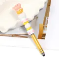 Λεπτομερής λήψη χαριτωμένου στυλό DIY με χάντρες και γουρουνάκι με χρυσό σώμα. - Γουρουνάκι με σαλοπέτα - χρυσοκίτρινο