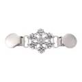 Dettaglio ravvicinato della clip per maglione con fiocco di neve in strass argento. - Stile Fiocco Strass (C2149-6)