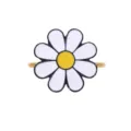 Dettaglio ravvicinato di un grazioso portatovagliolo margherita bianca con centro giallo oro. - Stile Anello Piccolo Margherita Bianco Giallo (Z1004-4)