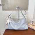 Sac bandoulière en similicuir bleu clair, fourre-tout tendance avec charm étoile pour le quotidien. - Avec Pendentif / Bleu clair
