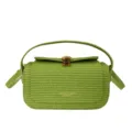 Borsa a mano intrecciata verde da donna, elegante borsa a tracolla con chiusura dorata. - Verde