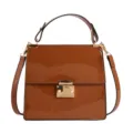Modische braune Lackleder-Handtasche mit elegantem Henkel und goldfarbenen Beschlägen. - Braun