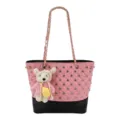 Borsa a tracolla trapuntata rosa con catena, strass scintillanti e ciondolo a forma di orsetto. - Rosa