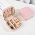 Roze fluwelen draagbare sieradendoos, reisorganizer voor ringen, oorbellen en kettingen. - 10*10*5 / Roze