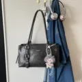Sac à épaule rétro de grande capacité pour femme, sac fourre-tout vintage élégant. - Avec Pendentif / Noir