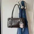 Sac à épaule vintage marron grande capacité pour femme avec pendentif poupée et boucles. - Avec Pendentif / Café