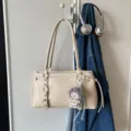 Sac porté épaule rétro de grande capacité pour femme, cabas fourre-tout tendance en cuir PU. - Avec Pendentif / Blanc Cassé