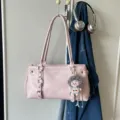 Chique roze lederen schoudertas met schattige pluche pop hanger, stijlvolle damestas voor werk. - Roze