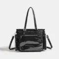 Bolso ita negro con estampado de estrellas, ventana transparente y correa ajustable. - Negro