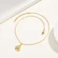 Primo piano di una collana in rame dorato con ciondolo a cuore e pallone da calcio. - Collana Ciondolo Cuore Calcio (Nero e Bianco)