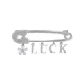 Gros plan d'une broche épingle de sûreté en cristal étincelant avec lettres LUCK et fleur. - Argent