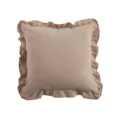 Gros plan détaillé de la housse de coussin caramel à volants et texture de tissu. - Bord à Volants Café