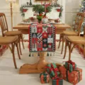 Corsia da tavolo di Natale rosso verde jacquard decorazione per tavolo poliestere - Natale con bordo a stelle e nappe verdi (non lavabile in lavatrice) / 35*120cm