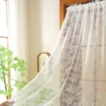 Rideau court en dentelle blanche française, voilage transparent pour décoration de fenêtre - 140x100 (LxH, Pièce Unique, Sans Tringle) / Fleurs en dentelle (bordure ondulée des 2 côtés) (passe-tringle)