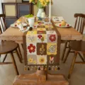 Chemin de table floral moderne avec jacquard et franges décoratives pour votre belle table à manger. - Fleurs à Carreaux Café + Gland Café