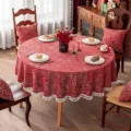 Nappe ronde rouge festive avec motif jacquard cachemire blanc et bordure à franges. - Paisley rouge avec glands