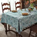 Nappe de table rétro américaine en jacquard floral, tissu rectangulaire en coton. - Motif fleurs et herbes bleu clair et bord festonné gris