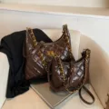 Sac porté épaule en cuir vernis matelassé marron avec bandoulière chaîne dorée et fermoir. - L / Café
