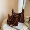 Sac à épaule matelassé en cuir vernis avec chaîne dorée, élégant sac bandoulière bordeaux. - L / Rouge