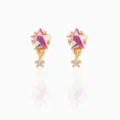 Primer plano detallado de pendientes de circonita estrella rosa con colgante cristal. - Estilo Dorado (EH00098)