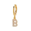 Detalle de pendiente de aro dorado con letra B y circonitas cúbicas brillantes y elegantes. - Estilo Letra B (EH00076-B)
