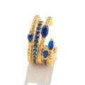 Detailaufnahme der mehrsträngigen Ohrklemme aus Messing mit funkelnden blauen Zirkoniasteinen. - 18K Gold Plated (EH00258) / Blau