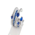 Detaillierte Nahaufnahme der mehrreihigen gedrehten Ohrklemme mit blauen Zirkoniasteinen. - Weißgold Plated (EH00258) / Blau