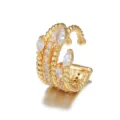 Edles Detail des goldenen Messing Ohrrings, eleganter Ohrclip ohne Ohrloch mit Zirkonia. - 18K Gold Plated (EH00258) / Weiß
