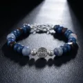 Bracelet de perles en pierres bleues avec bois et argent, vue détaillée du pendentif unique. - Bracelet de Perles en Bois de Caractère Fu Couleurs Assorties (S0049-A) / Bleu et Blanc