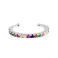 Gros plan détail de la manchette d'oreille argentée ornée de zircons multicolores brillants. - Zirconia Multicolore (EH00272) / Argent