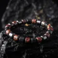 Bracelet de perles élégant avec pierre noire et perles cylindriques colorées détail. - Bracelet en Hématite Tachetée Peinte (S0050-A) / Rouge