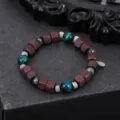 Gros plan détaillé du bracelet en perles de bois avec des intercalaires en métal et pierres. - Bracelet de Perles Vertes en Bois de Santal Carré Couleurs Assorties (S0058-A)