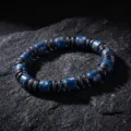 Gros plan sur un bracelet de perles élégant avec hématite noire et perles bleues. - Bracelet en Hématite à Perles de Baril Bleues (S0050-B) / Bleu