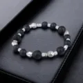 Bracelet de perles en pierre de lave avec charms de poissons en argent, bijoux noirs élégants. - Bracelet de Perles en Pierre Volcanique Petit Poisson (S0056-A)