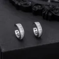 Primer plano detallado de pendientes de plata con piedras cuadradas y diseño elegante. - Puño Cobre Strass Plateado (X1360-A) / 1 Pieza/Paquete / Plateado