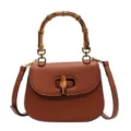 Sac à main sellier marron en cuir avec poignée bambou et bandoulière pour femme chic. - Marron