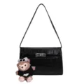 Sac à main bandoulière motif crocodile noir avec serrure métallique et charm'ours en peluche. - Avec Pendentif / Noir