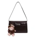 Sac à main épaule Kelly motif crocodile rétro marron avec joli pendentif ours - Avec Pendentif / Café