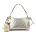 Sac à bandoulière matelassé argenté avec poignée et adorable pendentif en peluche chic - Avec Pendentif / Argent