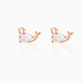 Encantadores pendientes de botón en oro rosa con circonitas iridiscentes, diseño de delfín para mujer. - Estilo Oro Rosa (EH00101)