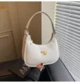Sac épaule hobo en cuir vernis blanc vue détaillée, élégant design de sac à main minimaliste. - Blanc
