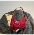 Sac porté épaule en cuir verni bordeaux, élégant sac hobo baguette avec détails dorés femme. - Rouge