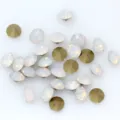 Primo piano di strass rotondi con retro a punta in opale, diamanti in vetro per nail art fai da te. - SS2 1,1 mm circa 140 pz / Bianco Opale